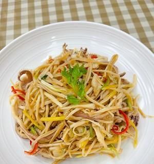 手撕魷魚絲的制作方法（美味可口的海鮮佳肴）