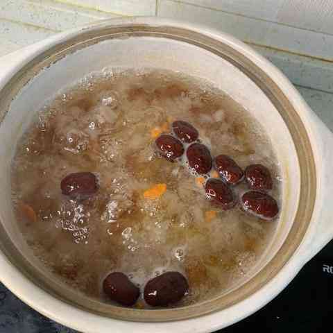 '紅棗枸杞燕窩燉湯：止咳潤肺的更佳組合食譜'