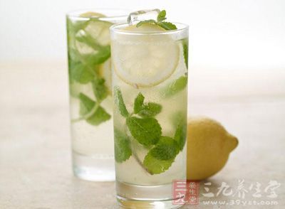 檸檬水是一種以檸檬調味的水飲料，起源于17世紀的法國巴黎