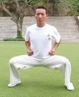 蹲马步锻炼什么 蹲马步的正确姿势图片