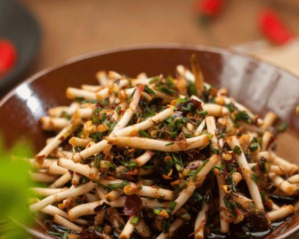 以鱼腥草入菜，健康美味兼得（探究鱼腥草的养生功效与多样化烹饪方法）