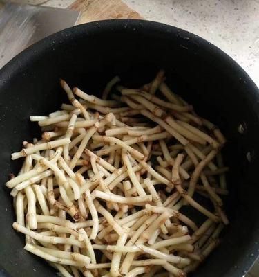 以鱼腥草入菜，健康美味兼得（探究鱼腥草的养生功效与多样化烹饪方法）