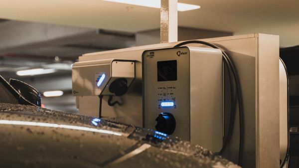 電動(dòng)汽車充電 Car charging