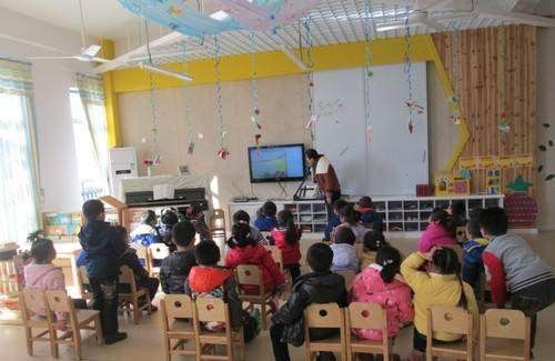 幼兒園大班健康教案《原地拍球》