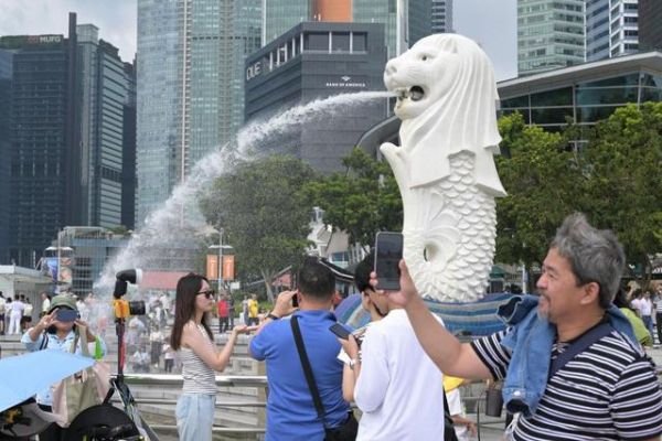 7月22日，游客在新加坡魚尾獅公園拍照留影。新華社發(fā)（鄧智煒攝）