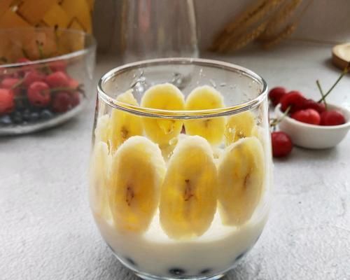 輕松健康，DIY香蕉酸奶燕麥杯（養(yǎng)生早餐的好伴侶）