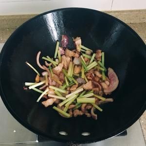 林云志減肥增肌餐12-洋蔥芹菜絲瓜綠豆芽雞蛋肉絲炒年糕快手家常菜健康午餐晚餐的做法 步驟3