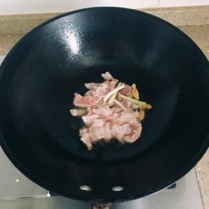 林云志減肥增肌餐12-洋蔥芹菜絲瓜綠豆芽雞蛋肉絲炒年糕快手家常菜健康午餐晚餐的做法 步驟2