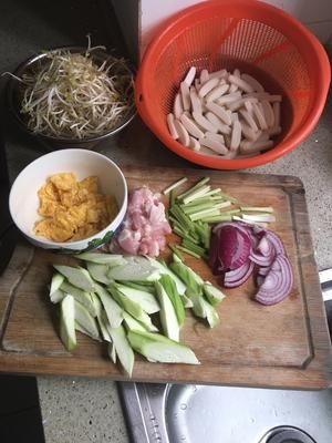 林云志減肥增肌餐12-洋蔥芹菜絲瓜綠豆芽雞蛋肉絲炒年糕快手家常菜健康午餐晚餐的做法 步驟1