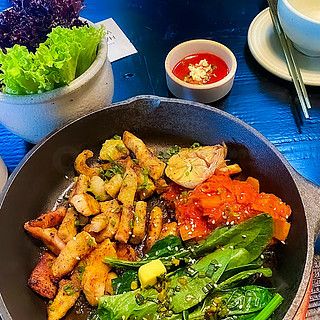 餐廳特色沙拉蔬菜雞肉和番茄