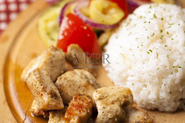 健康食物,鸡肉,米饭,希腊沙拉照片摄影图片