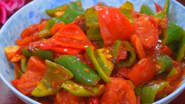 一道簡(jiǎn)單美味的素菜，番茄炒辣椒，非常的好吃，學(xué)會(huì)做給家人吃吧