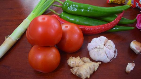 一道簡(jiǎn)單美味的素菜，番茄炒辣椒，非常的好吃，學(xué)會(huì)做給家人吃吧