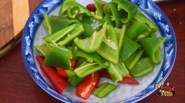 一道簡(jiǎn)單美味的素菜，番茄炒辣椒，非常的好吃，學(xué)會(huì)做給家人吃吧