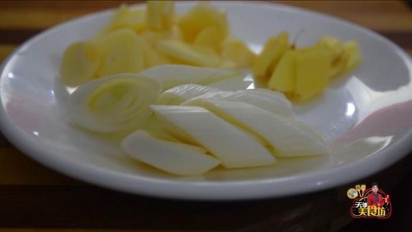 一道簡(jiǎn)單美味的素菜，番茄炒辣椒，非常的好吃，學(xué)會(huì)做給家人吃吧
