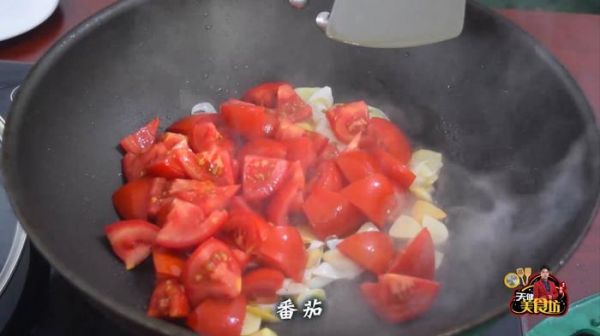 一道簡(jiǎn)單美味的素菜，番茄炒辣椒，非常的好吃，學(xué)會(huì)做給家人吃吧