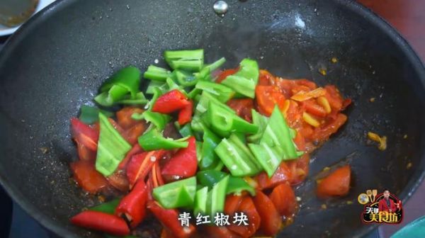 一道簡(jiǎn)單美味的素菜，番茄炒辣椒，非常的好吃，學(xué)會(huì)做給家人吃吧