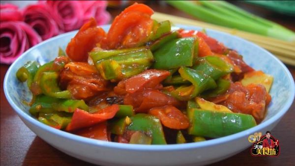一道簡(jiǎn)單美味的素菜，番茄炒辣椒，非常的好吃，學(xué)會(huì)做給家人吃吧
