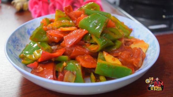 一道簡(jiǎn)單美味的素菜，番茄炒辣椒，非常的好吃，學(xué)會(huì)做給家人吃吧