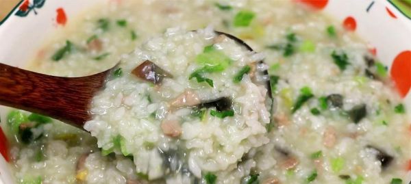 養(yǎng)胃皮蛋瘦肉粥的制作方法（健康早餐一杯養(yǎng)胃皮蛋瘦肉粥）