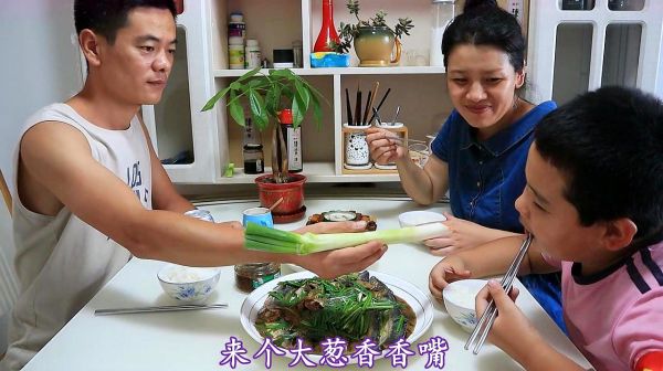 37塊錢(qián)買(mǎi)6條鲅魚(yú)一鍋燜，再來(lái)盤(pán)西紅柿炒蛋，就米飯吃太過(guò)癮了