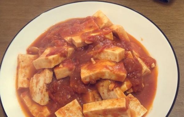 美味健康的西紅柿燉豆腐（營養(yǎng)豐富的素食佳肴）