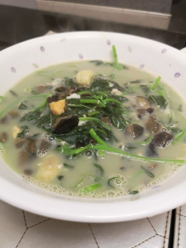 皮蛋咸蛋莧菜湯(熬白湯)