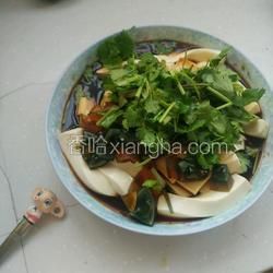 香菜皮蛋拌豆腐的做法[图]