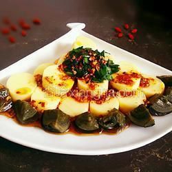 韭菜皮蛋拌豆腐的做法[图]