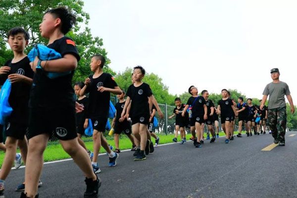 小學(xué)生一個月的夏令營多少元