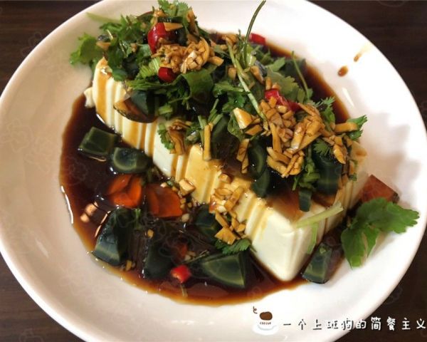 简餐主义—酱汁完美配比的皮蛋豆腐