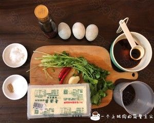 简餐主义—酱汁完美配比的皮蛋豆腐的做法步骤 第1步