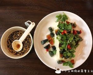 简餐主义—酱汁完美配比的皮蛋豆腐的做法步骤 第2步