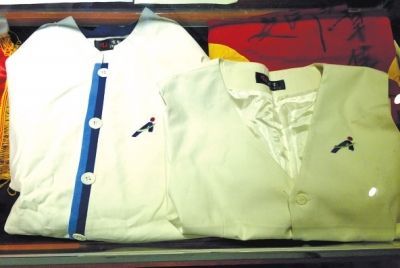 省實(shí)驗(yàn)中學(xué)校史館里陳列的03版校服