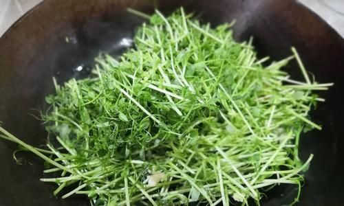 以QQ豌豆苗為主材料的健康美食（一份營(yíng)養(yǎng)豐富的菜肴）