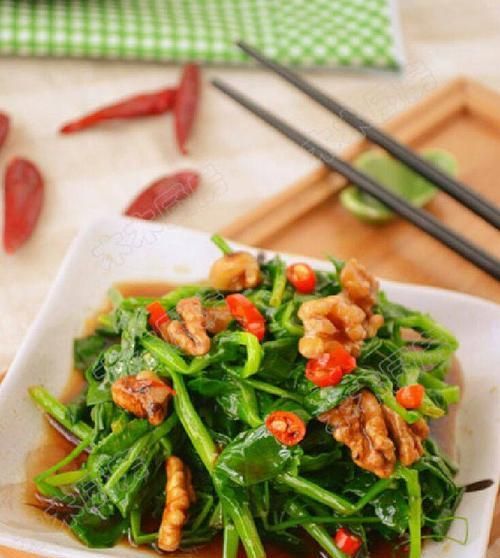 以QQ豌豆苗為主材料的健康美食（一份營(yíng)養(yǎng)豐富的菜肴）
