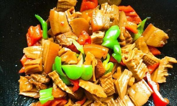 美味健康的五花肉燉鮮竹筍做法（掌握一道營養(yǎng)豐富的家常菜）