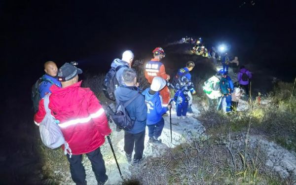 今年10月底,房山一渡三皇山野山地段发生一起团队被困事件,房山区消防救援支队城关消防救援站组织救援。受访者供图