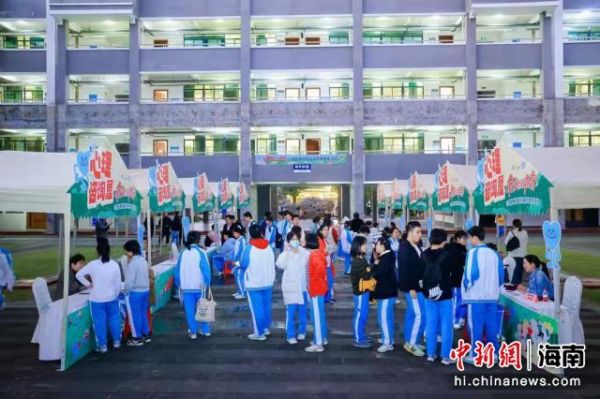 12月16日下午， “听见你的声音”心理健康校园巡讲系列宣传活动第八场在海南中学举办。林倩供图