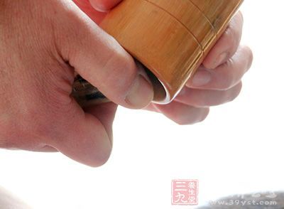 涌泉穴拔罐可以或許排出體內的干毒濁氣