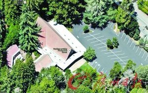 　　衛(wèi)星圖顯示，Valley Presbyterian Church樹木圍繞。