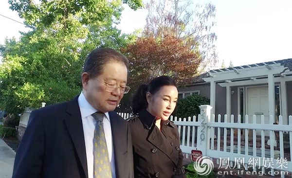 劉曉慶與老公十指相扣邊走邊聊 男方對(duì)其30年寵溺如一