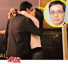 伍衛(wèi)國(guó)日前被拍到與妙齡女子街頭擁吻