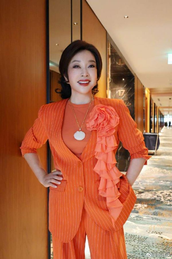 曝73岁刘晓庆出轨小20多岁摄影师，曝炸裂聊天：子弹留着见面用