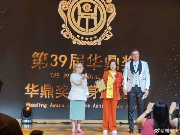 曝73岁刘晓庆出轨小20多岁摄影师，曝炸裂聊天：子弹留着见面用