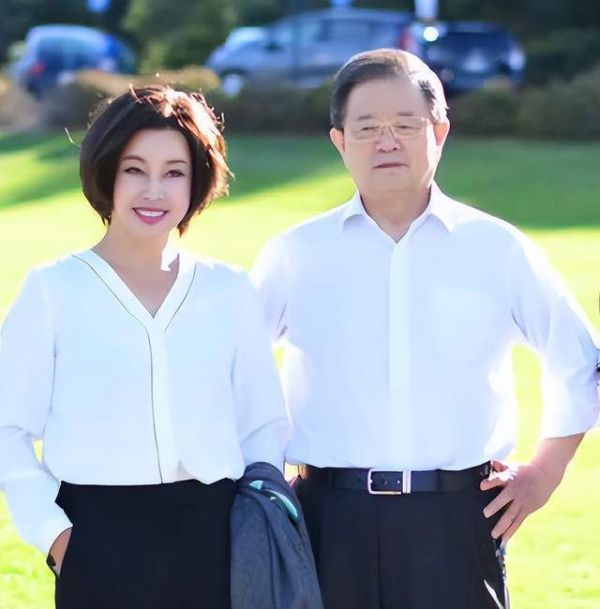 曝73岁刘晓庆出轨小20多岁摄影师，曝炸裂聊天：子弹留着见面用
