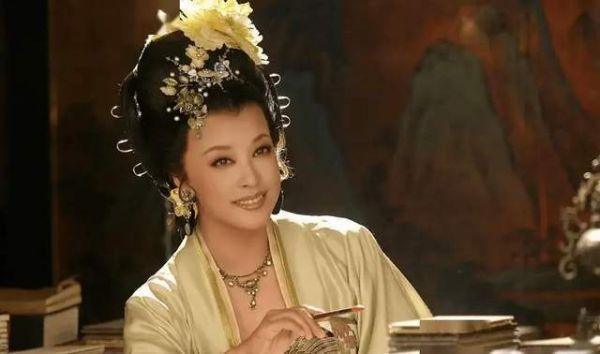 曝73岁刘晓庆出轨小20多岁摄影师，曝炸裂聊天：子弹留着见面用