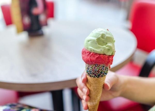 Un cono de helado con diferentes sabores