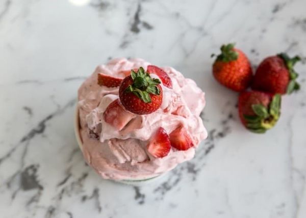 Helado cremoso de fresa con fresas