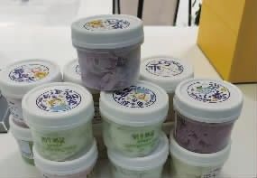     長(zhǎng)沙一牛奶店內(nèi)正在售賣希臘冷萃酸奶。  受訪者 供圖
